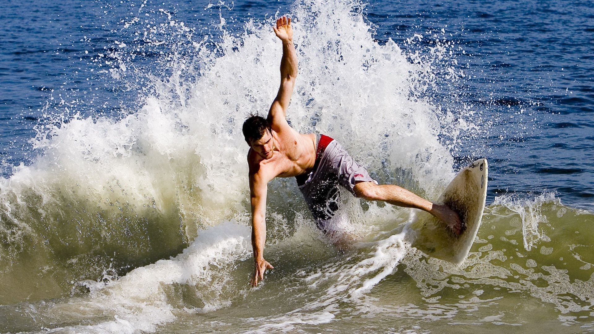 开云体育在线入口-“荒野追逐：沙漠与山林的极限比拼”，荒野沙漠枪战动作片叫什么名字